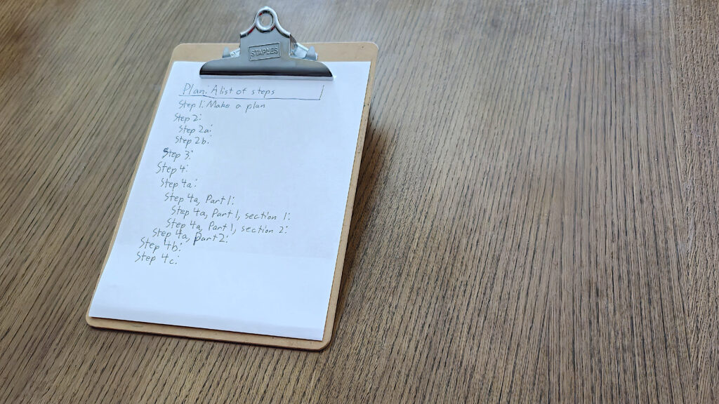 Liste de vérification sur une planchette porte-documents pour préparer un dossier de remboursement